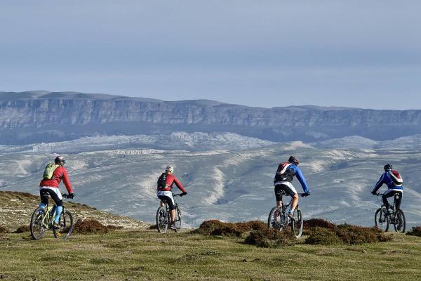 Groupe de cyclistes en montagne